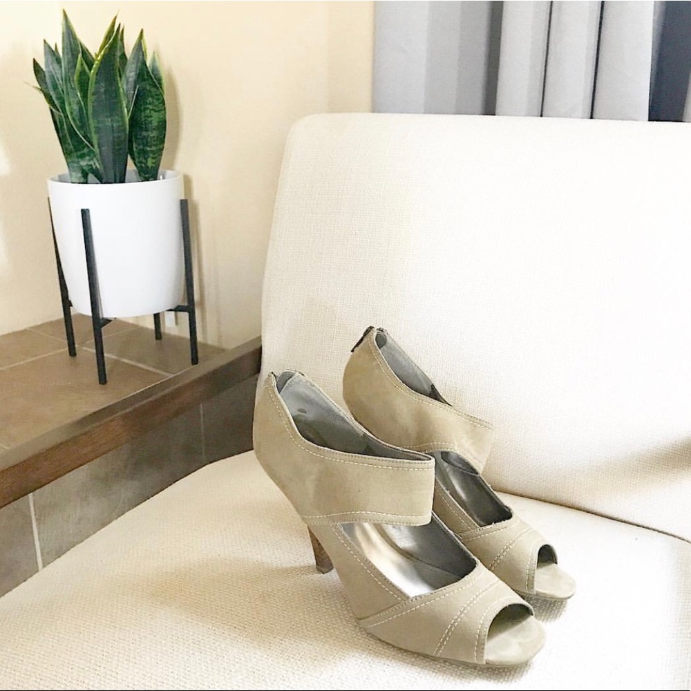 Nine West taupe suede heels